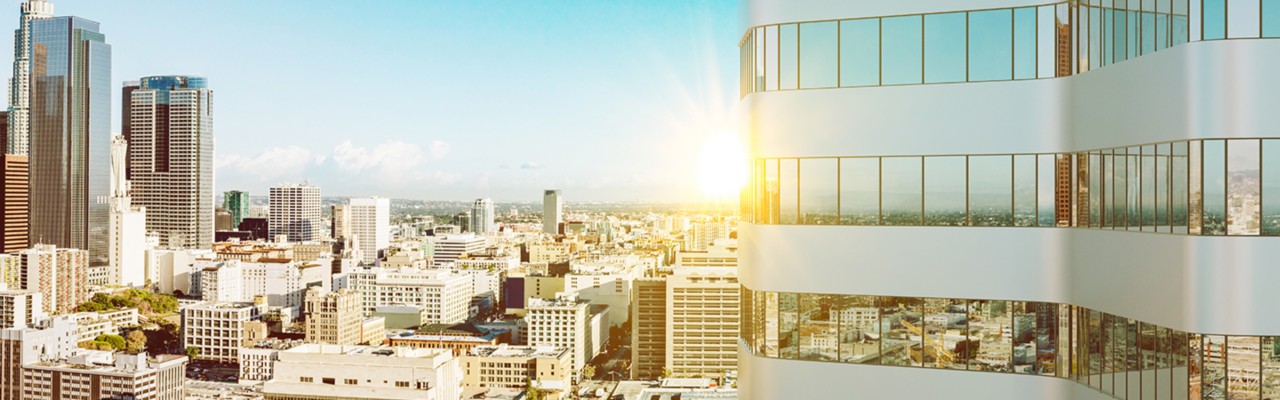 Sonne im Sommer an Hochhaus Büroturm in Los Angeles