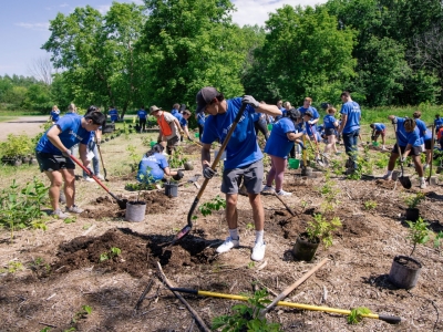 Pentair Volunteers with Great River Greening