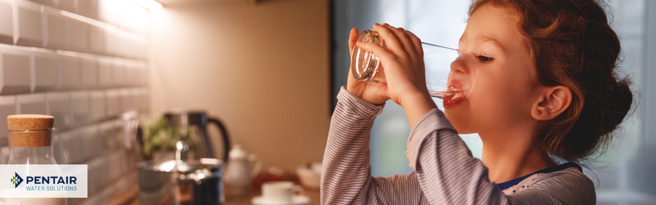 kitchen in young girl drinking water; Gettyimages: 970819706